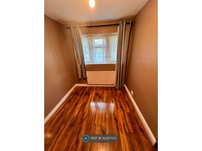 4 Bedroom End Of Terrace House To Rent In Laing Close, London, IG6