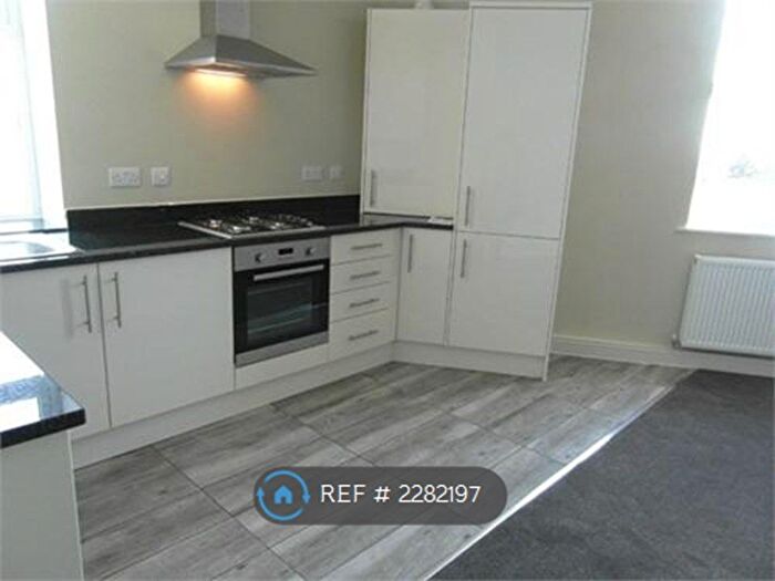2 Bedroom Flat To Rent In Gardiners Square, Halifax, HX3