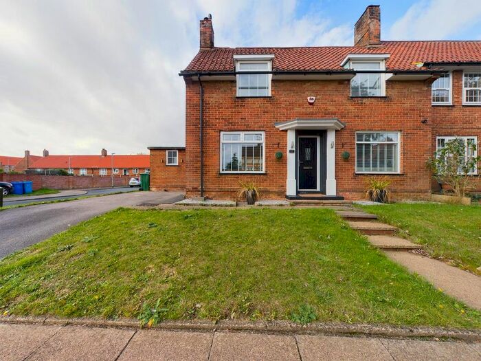 3 Bedroom Semi-Detached House For Sale In Thornton Road, Bridlington, YO16
