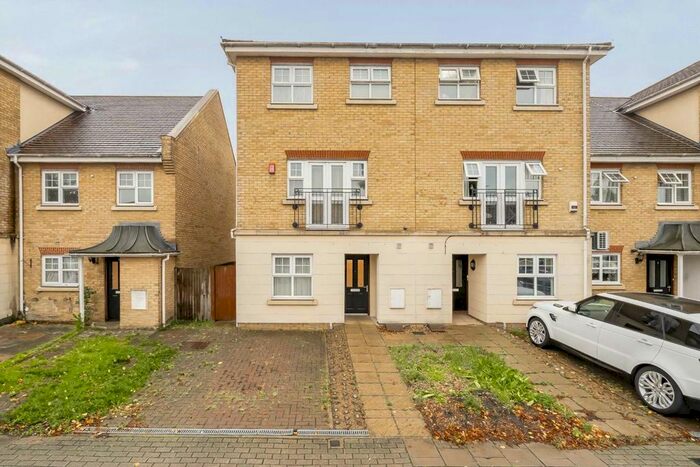 4 Bedroom Property To Rent In De Havilland Road, Edgware, HA8