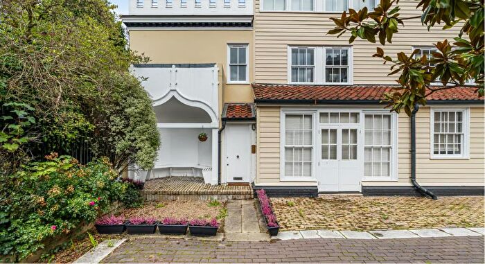 3 Bedroom House To Rent In North End Way, Hampstead, London, NW3