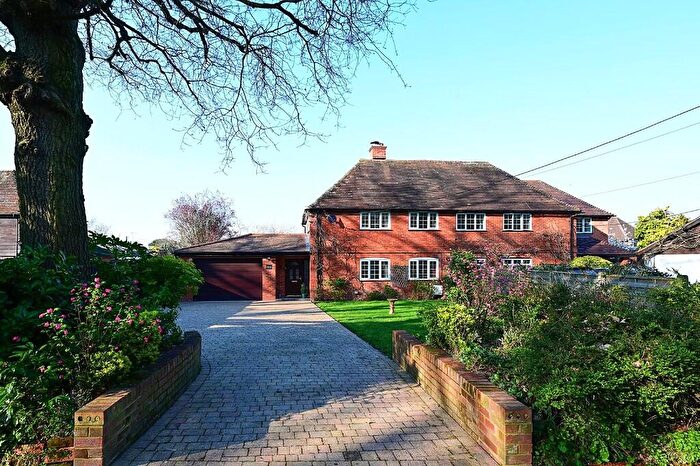 3 Bedroom Semi Detached House For Sale In Vicarage Road, Yateley, Hampshire, GU46