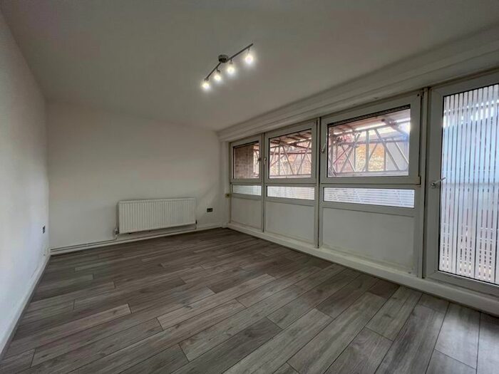 3 Bedroom Flat To Rent In Eric Street, London, E3
