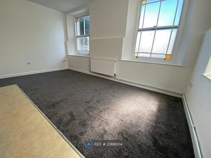 2 Bedroom Flat To Rent In Dimond Street, Pembroke Dock, SA72