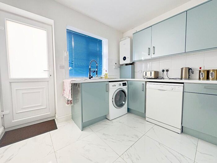 5 Bedroom Semi-Detached House To Rent In Holmdale Road, BS34