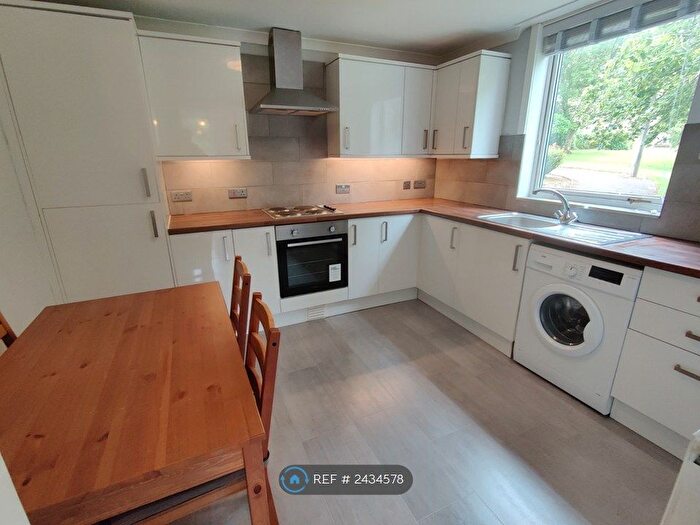 2 Bedroom Flat To Rent In Fair A Far, Edinburgh, EH4