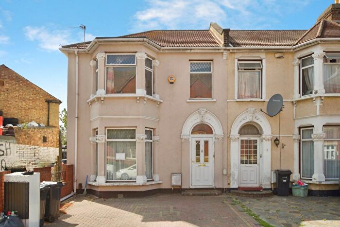 4 Bedroom End Of Terrace House For Sale In Blythswood Road, Ilford, IG3