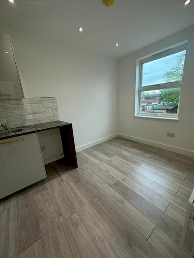 Studio To Rent In Park Avenue, Egham, TW20