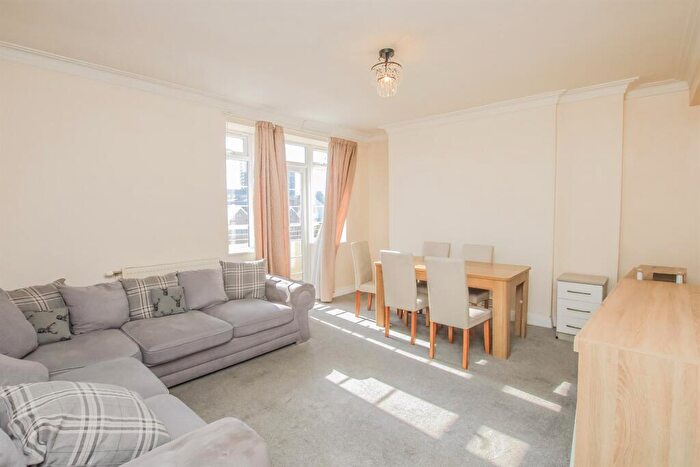 2 Bedroom Flat To Rent In Vincent Court, Bell Lane, Hendon, NW4