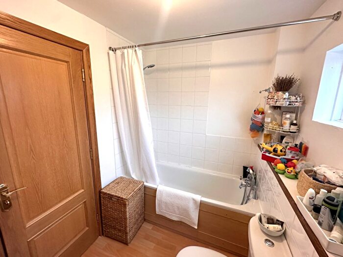 1 Bedroom Flat For Sale In Fairview Avenue, Woking, GU22
