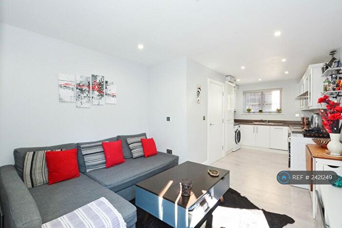 1 Bedroom Flat To Rent In Chandlers Court, London, SE16