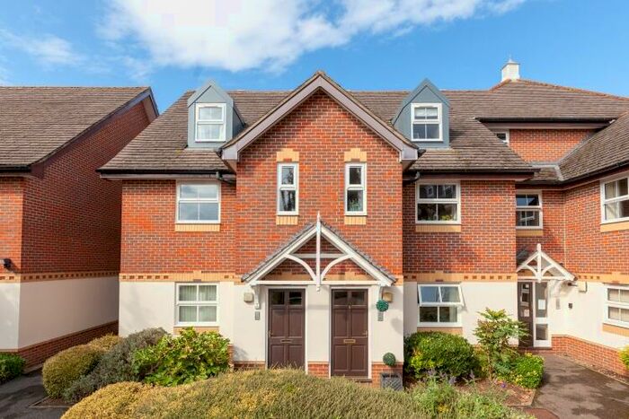 3 Bedroom Apartment To Rent In Farriers Mews, Abingdon, OX14