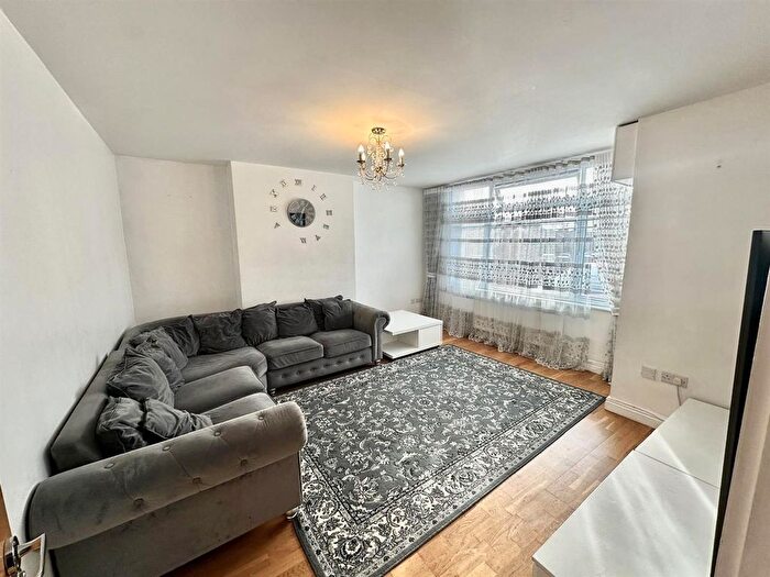 2 Bedroom Flat To Rent In Downhurst Avenue, London, NW7