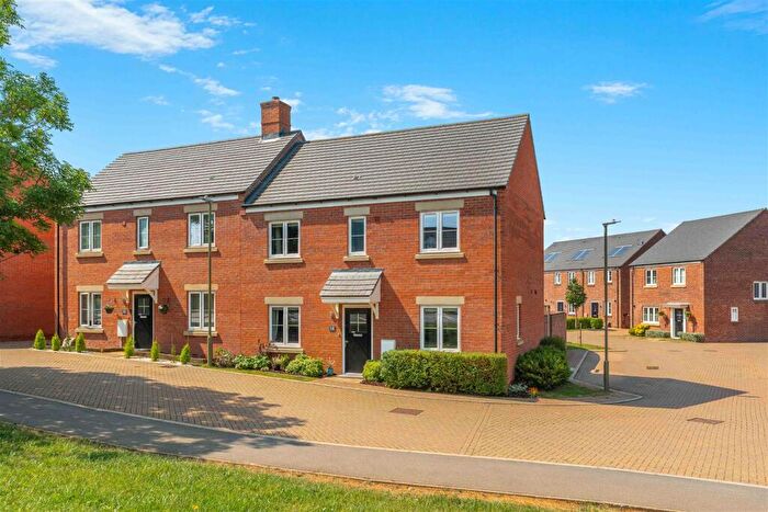 3 Bedroom Semi Detached House For Sale In Greville Road, Banbury, OX16