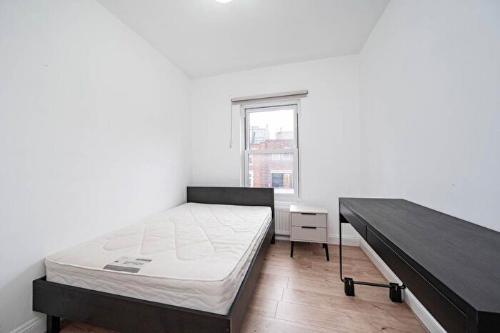 2 Bedroom Flat For Sale In Sylvester Path, Hackney, London, E8