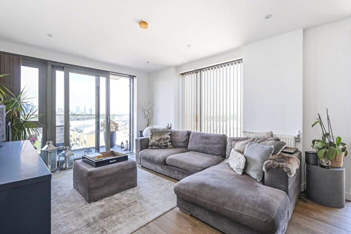 2 Bedroom Flat To Rent In Ben Jonson Road, Tower Hamlets, London, E1