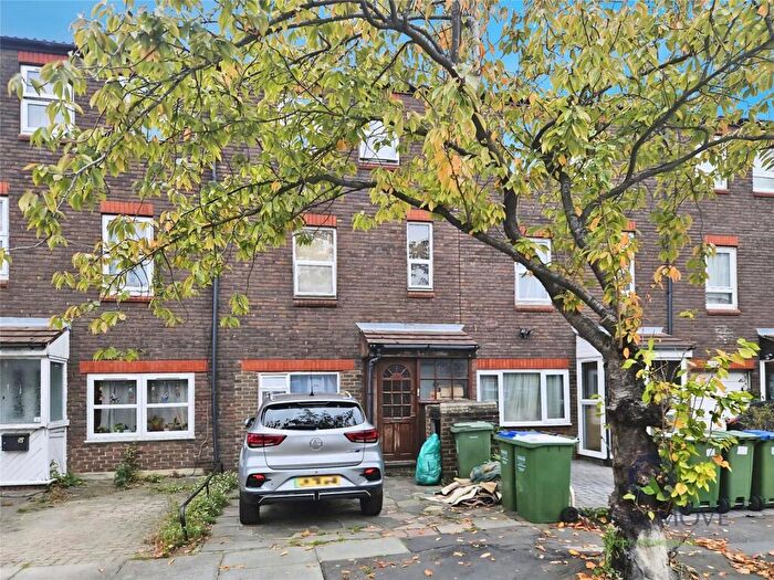 3 Bedroom Terraced House For Sale In Aspen Green, Erith, DA18