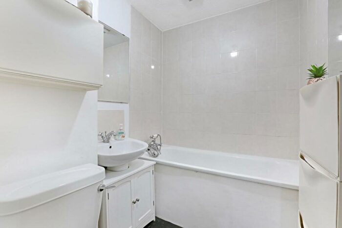 2 Bedroom Flat For Sale In Granville Square, London, SE15