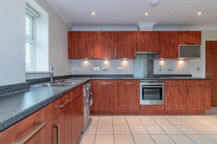 3 Bedroom Flat To Rent In Elizabeth Jennings Way, Oxford, OX2