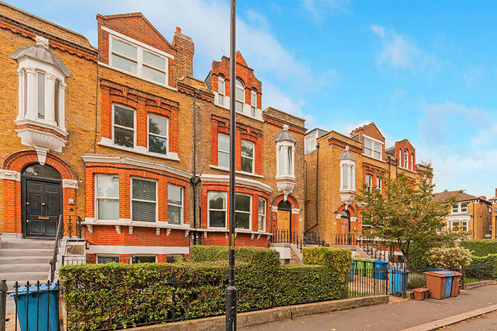 2 Bedroom Apartment To Rent In The Gardens, East Dulwich London, SE22