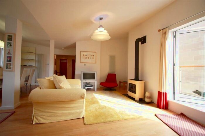 3 Bedroom Flat To Rent In Holyrood Road, Edinburgh, EH8