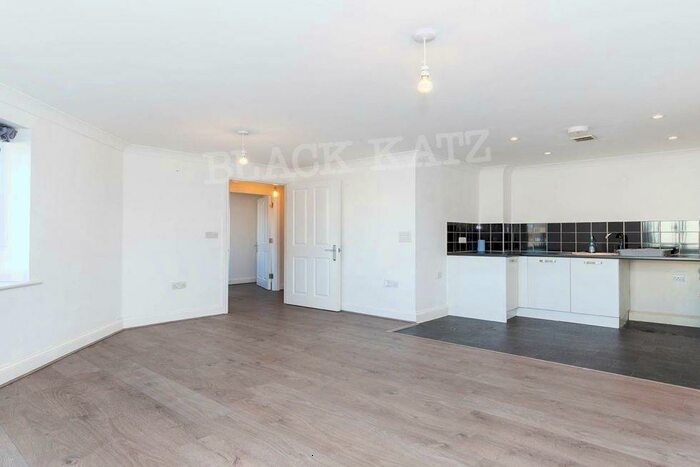 2 Bedroom Flat To Rent In Green Lanes, N13