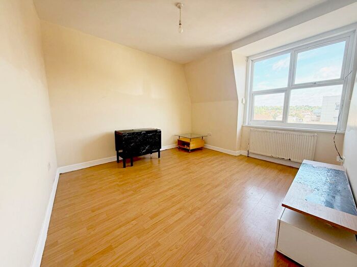 2 Bedroom Flat To Rent In Bowes Road, London, N13
