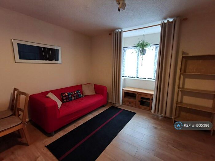 1 Bedroom Flat To Rent In Priors Court, Reading, RG1