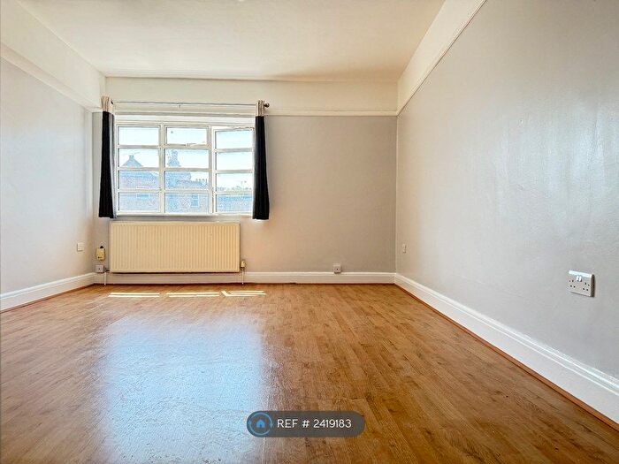 3 Bedroom Flat To Rent In London Road, Isleworth, TW7