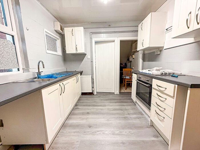 3 Bedroom Flat To Rent In Nottingham Road, Nottinghamshire, Sherwood Nottingham, NG7