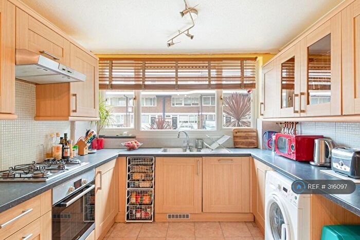2 Bedroom Maisonette To Rent In Payne Street, London, SE8