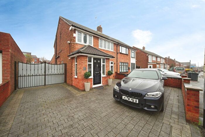 3 Bedroom Semi Detached House For Sale In Summers Road, Luton, LU2