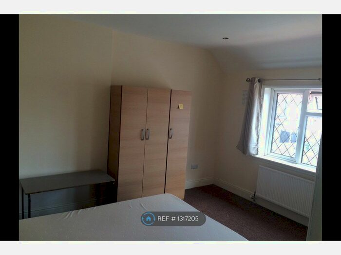 Studio To Rent In Bishops Road, Hayes UB3