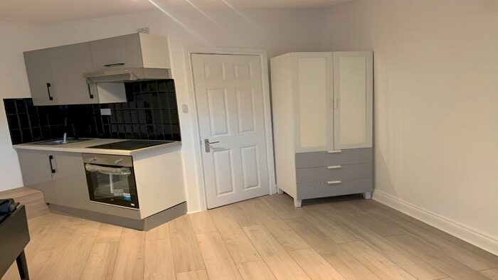 Studio To Rent In Upway, London, N12