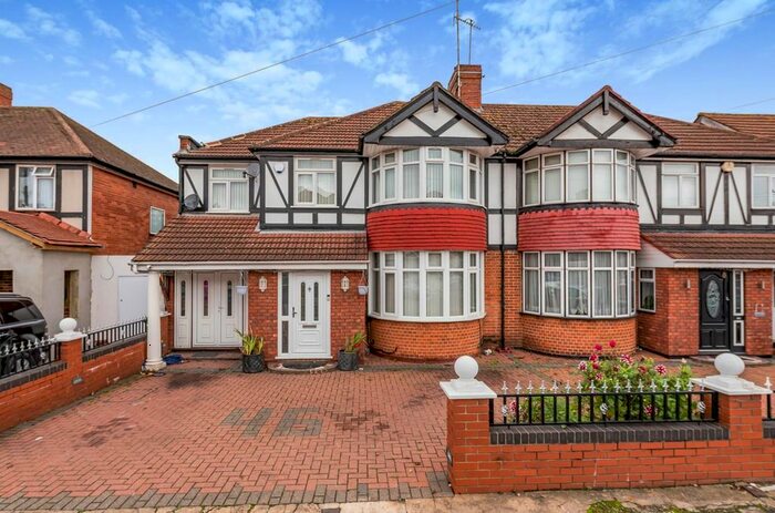 5 Bedroom Semi-Detached House For Sale In Delamere Road, Hayes, UB4