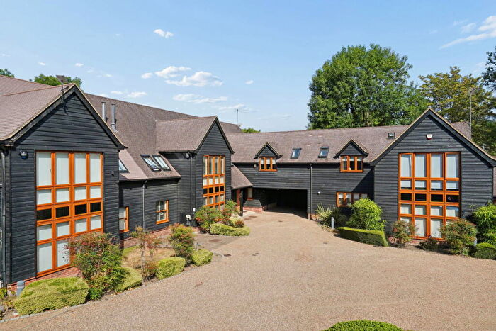 4 Bedroom Link Detached House For Sale In Farm Court, Pinner, HA5