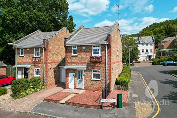 3 Bedroom Link Detached House For Sale In Townside Place, Camberley, GU15
