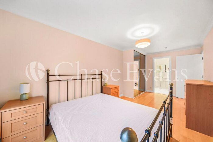 2 Bedroom Flat To Rent In Boardwalk Place, Canary Wharf, London, E14