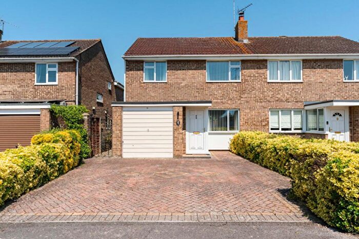 3 Bedroom Semi-Detached House For Sale In Meadow Close, Farmoor, OX2