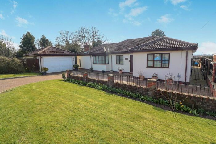 4 Bedroom Detached Bungalow For Sale In Bedford Road, Rushden, NN10