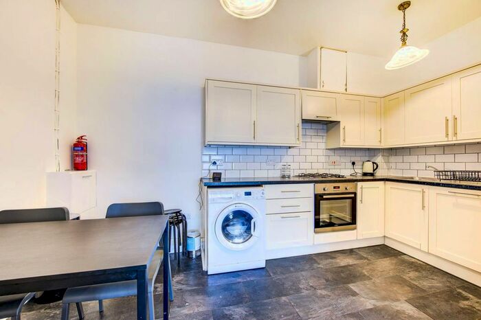 1 Bedroom Flat To Rent In Nevern Square, Earls Court, London, SW5
