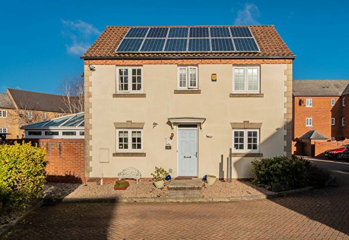 3 Bedroom Semi Detached House For Sale In Hayworth Place, Milton Keynes, MK4