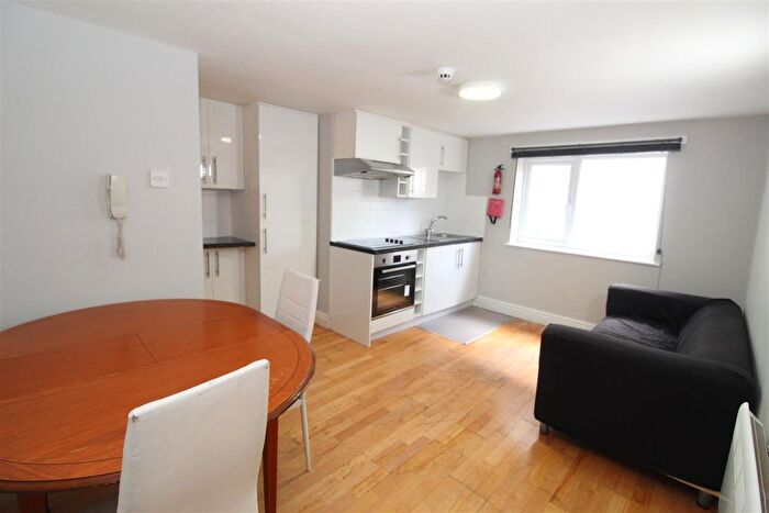 2 Bedroom Flat To Rent In Pen-Y-Lan Road, Cardiff, CF24