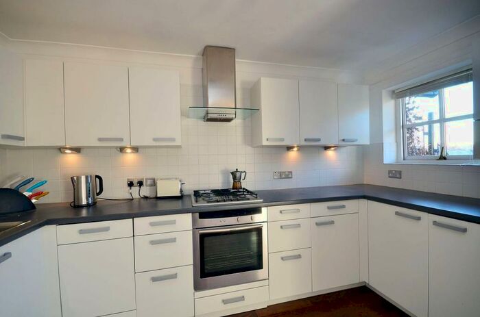 1 Bedroom Flat To Rent In Pine Street, Clerkenwell, London, EC1R