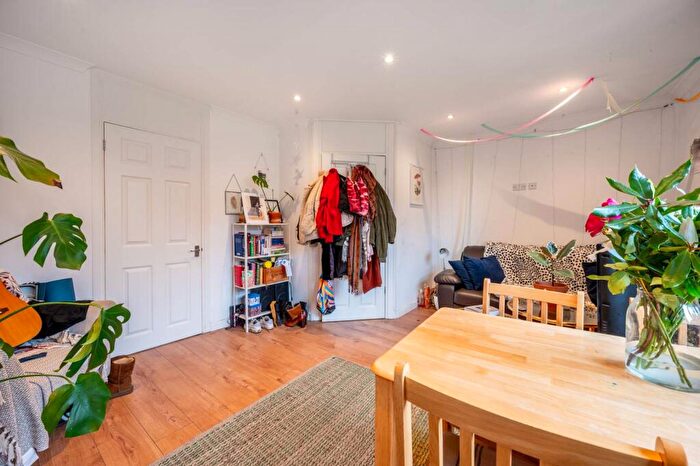 2 Bedroom Flat To Rent In Lennox Road, Finsbury Park, London, N4