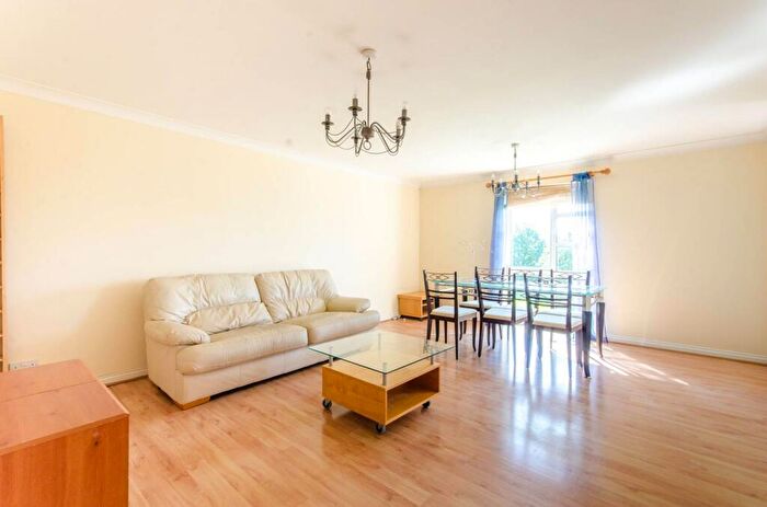 2 Bedroom Flat To Rent In Sparkford Gardens, Friern Barnet, London, N11