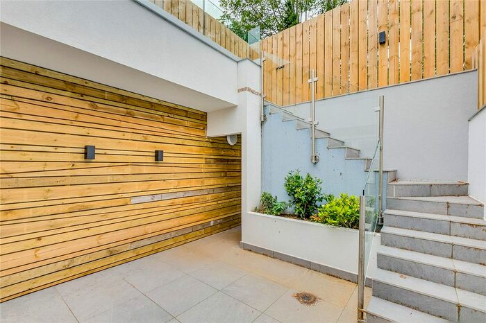 3 Bedroom Flat To Rent In Uxbridge Road, West Acton, W3