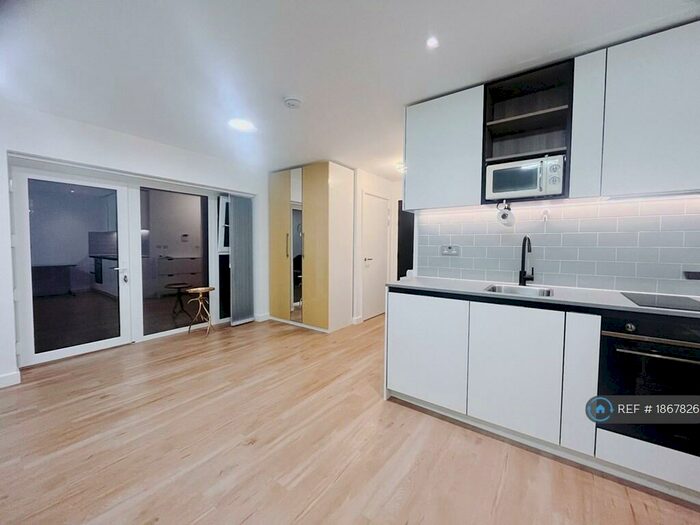 Studio To Rent In Commander Avenue, London, NW9