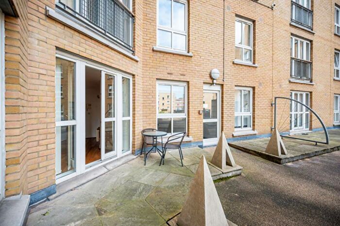 2 Bedroom Flat To Rent In Commercial Road, , Aldgate, London, E1