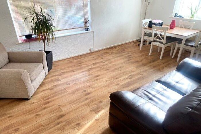 2 Bedroom Flat To Rent In Park Street Rowanlea, Manchester, M25